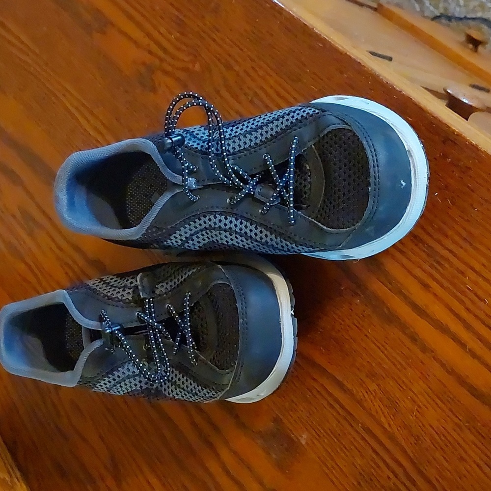 Columbia youth athletic shoes